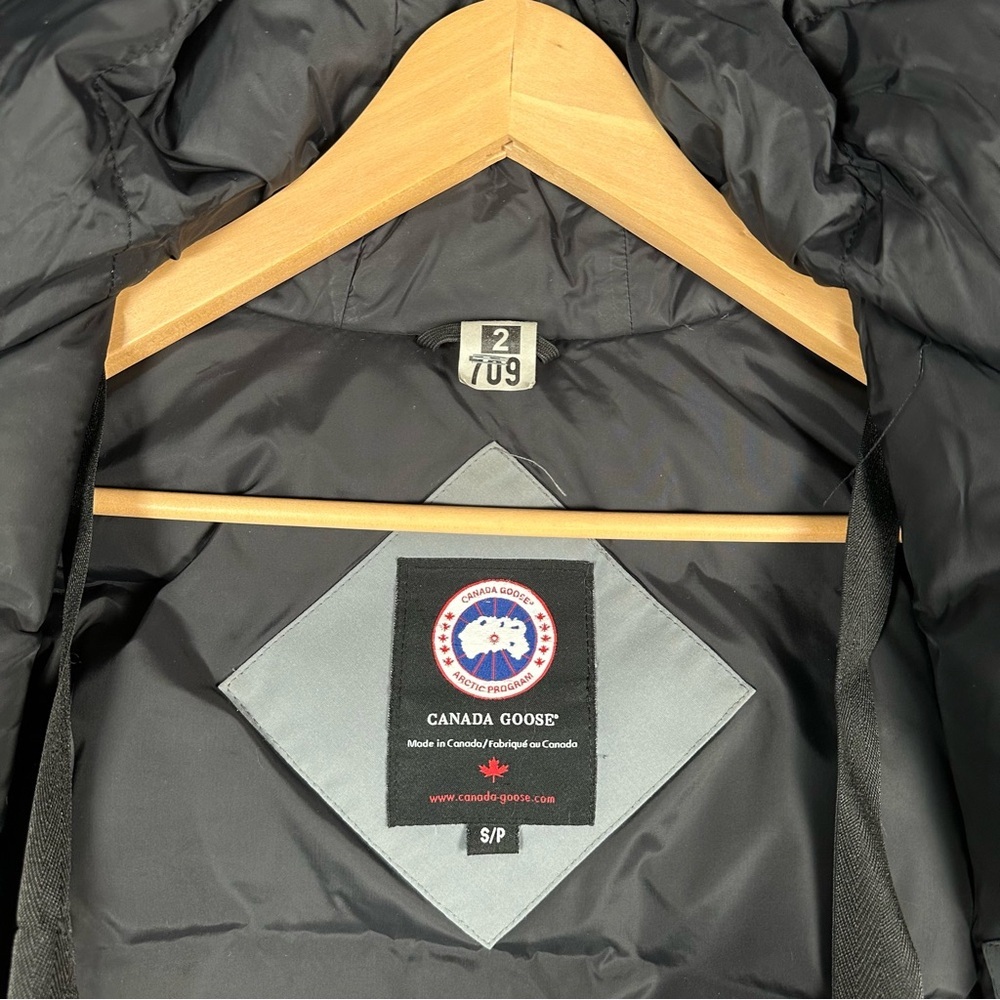 CANADA GOOSE Montello Insulated Down Winter Parka in Mid Grey - Picture 16 of 16